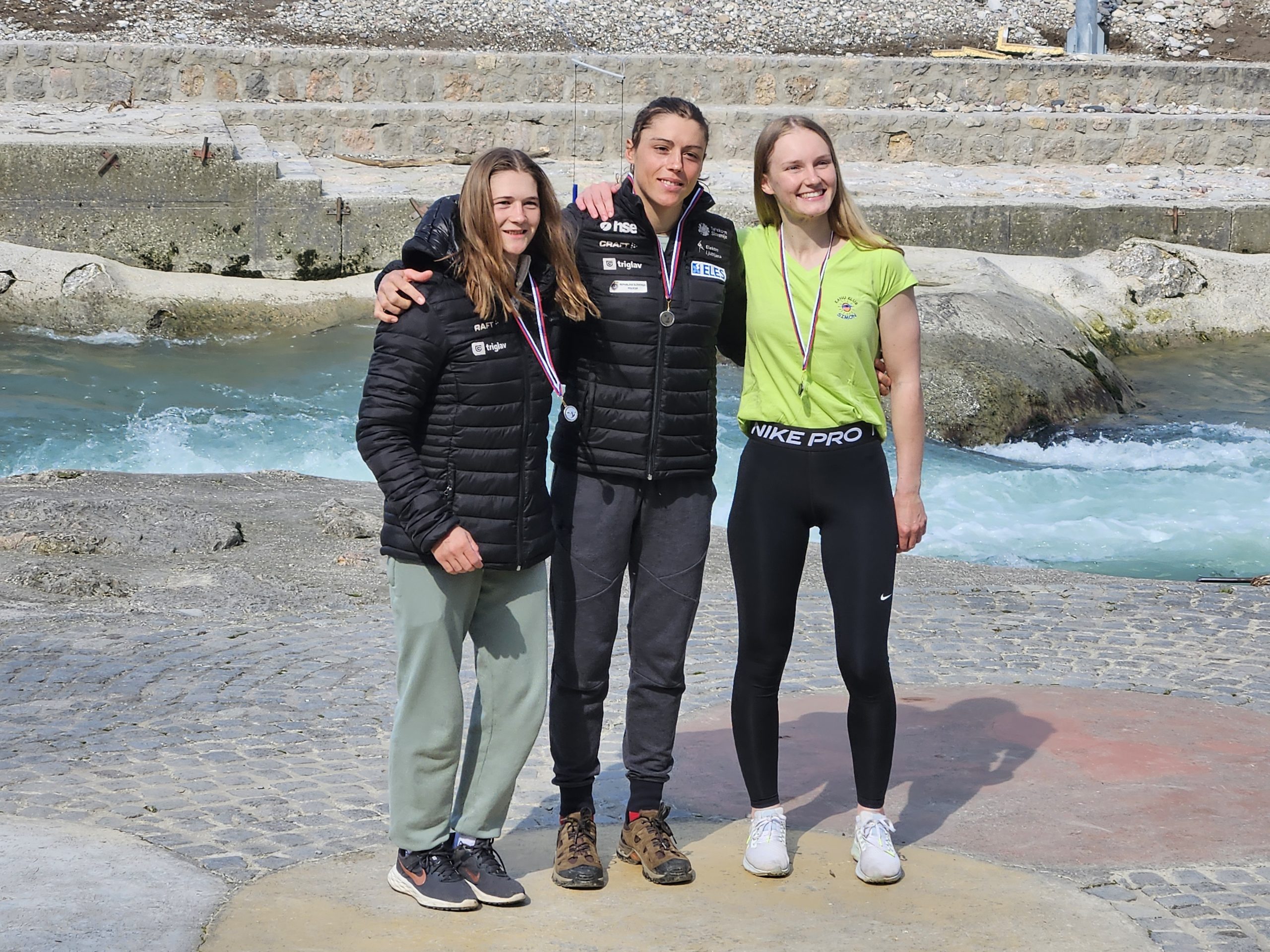 Ajda in Sara začeli sezono na stopničkah